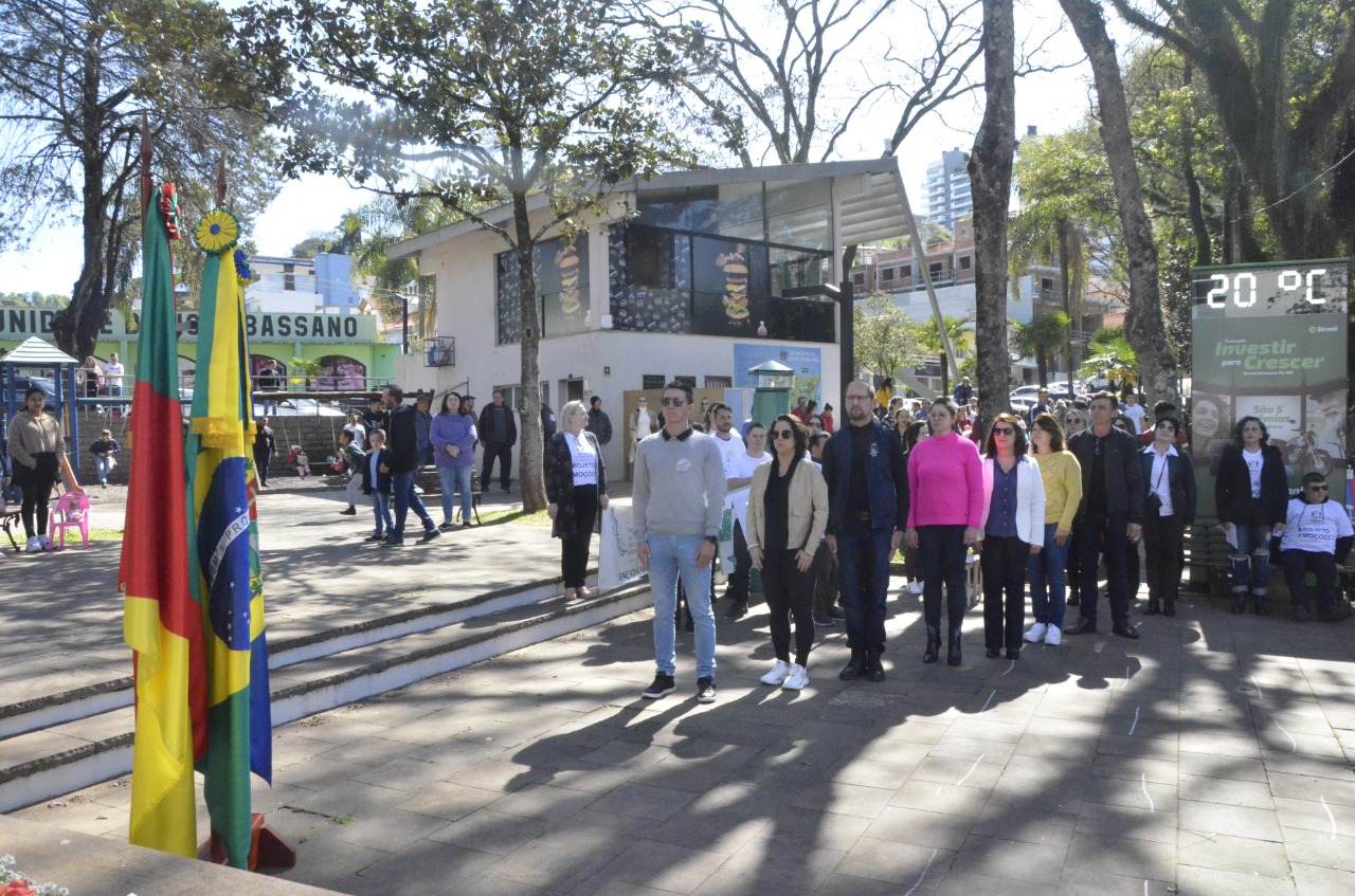 VEREADORES PARTICIPAM DE MOMENTO CÍVICO